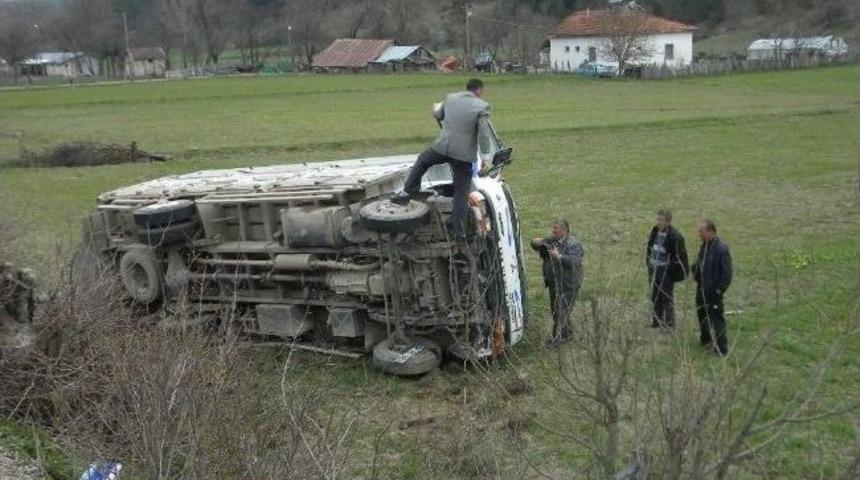 Yoldan &Ccedil;ıkan Kamyonet Tarlaya Yuvarlandı