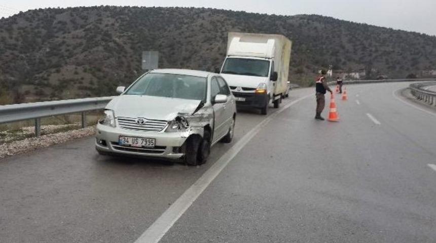 Kontrolden &Ccedil;ıkan Otomobil Bariyerlere &Ccedil;arptı: 2 Yaralı