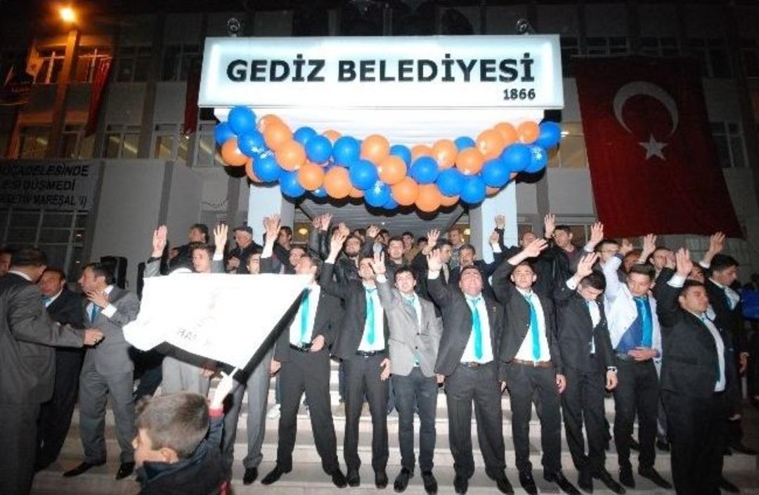 Gediz Belediye Başkanı Saraoğlu, Se&ccedil;menleriyle &Uuml;&ccedil;&uuml;nc&uuml; Zaferini Kutladı