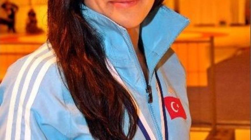 Hafize Şahin, Avrupa G&uuml;reş Şampiyonası'nda G&uuml;m&uuml;ş Madalya Kazandı