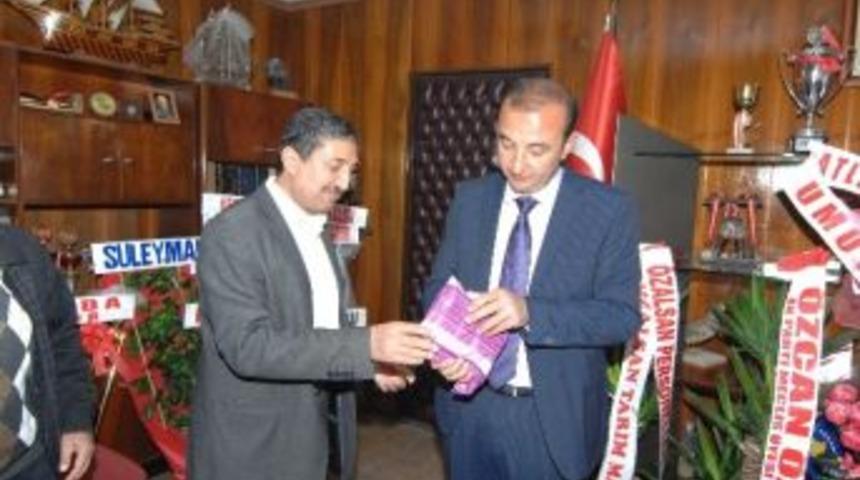 Başkan &Ouml;zt&uuml;rk&rsquo;e Kuran-ı Kerim Hediye Edildi