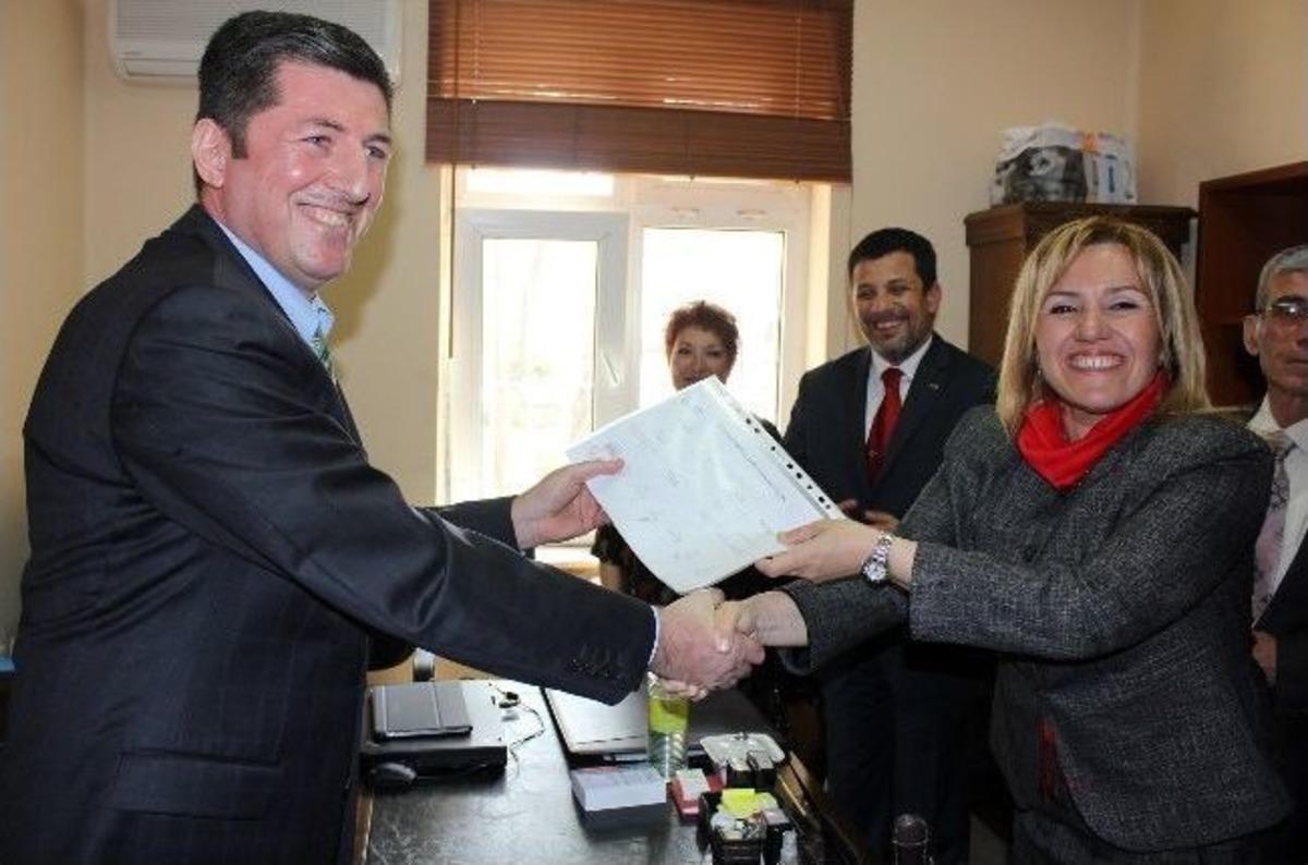 Urla&rsquo;nın İlk Kadın Başkanı Sibel Uyar Koltuğa Oturdu