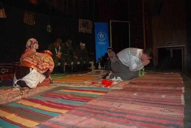 Kahta&rsquo;da &Ccedil;anakkale Tiyatrosu Sahnelendi 2