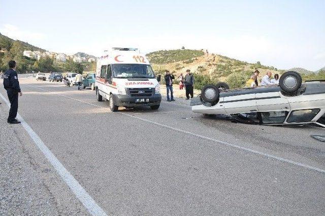 Takla Atan Otomobilden Burunları Kanamadan Çıktılar