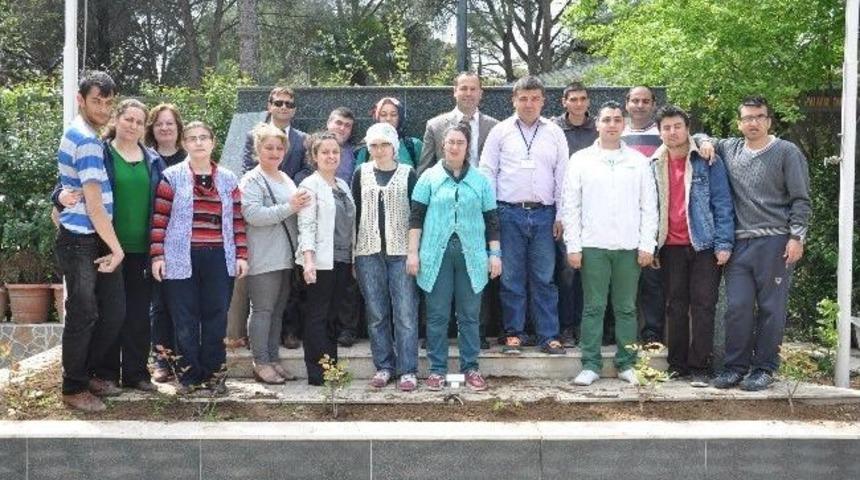 Soma'da &Ouml;zel &Ccedil;ocukların Yetiştirdiği &Ouml;zel G&uuml;ller &Ouml;ğretmenevi'ne Dikildi