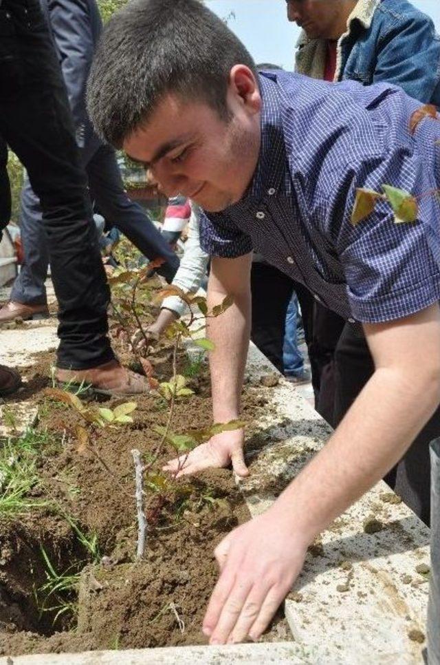 Soma da Özel Çocukların Yetiştirdiği Özel Güller Öğretmenevi ne Dikildi 1