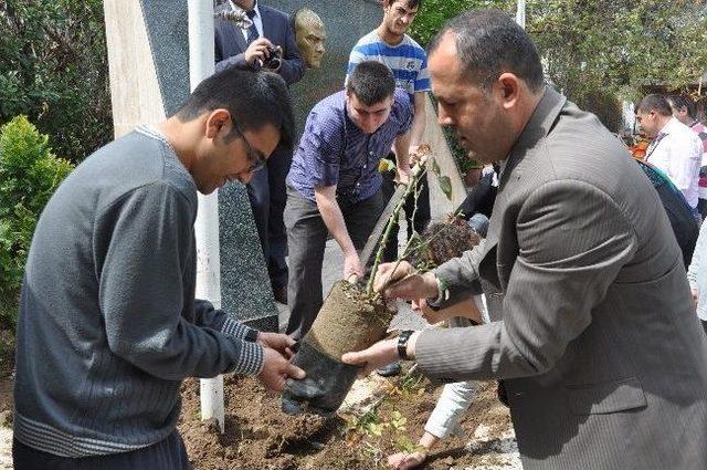Soma da Özel Çocukların Yetiştirdiği Özel Güller Öğretmenevi ne Dikildi 2