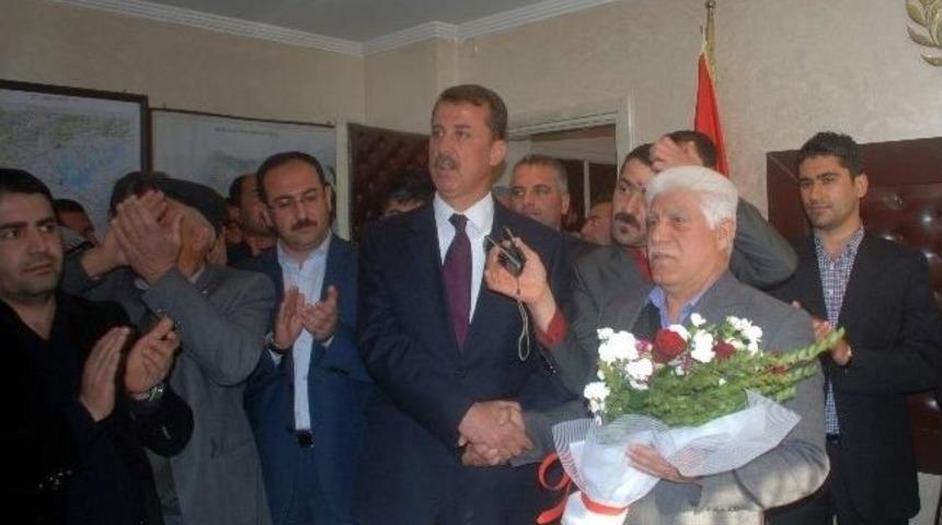 &Ouml;zt&uuml;rk, Başkanlık Koltuğuna Oturdu