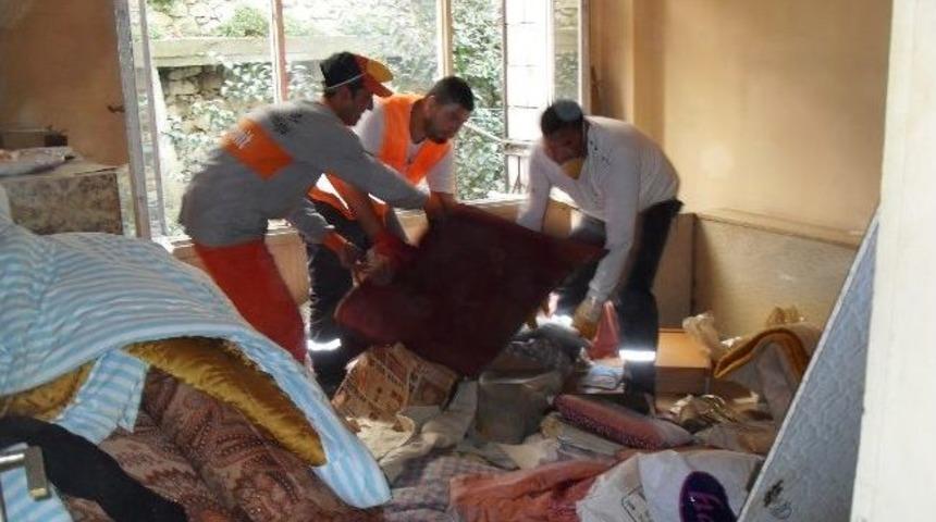 Yaşlı Kadının Evinden 6 Kamyon &Ccedil;&ouml;p &Ccedil;ıktı