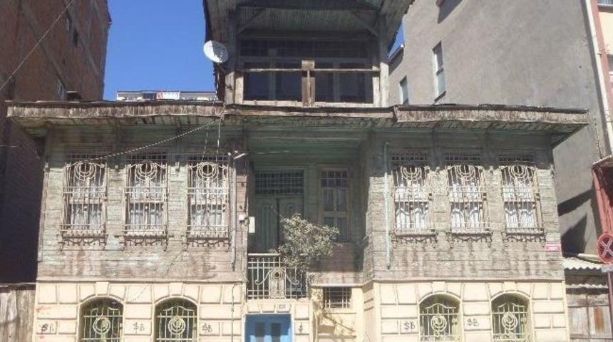 Bilecik’teki Tarihi Ahşap Bina Bakımsızlıktan Dökülüyor