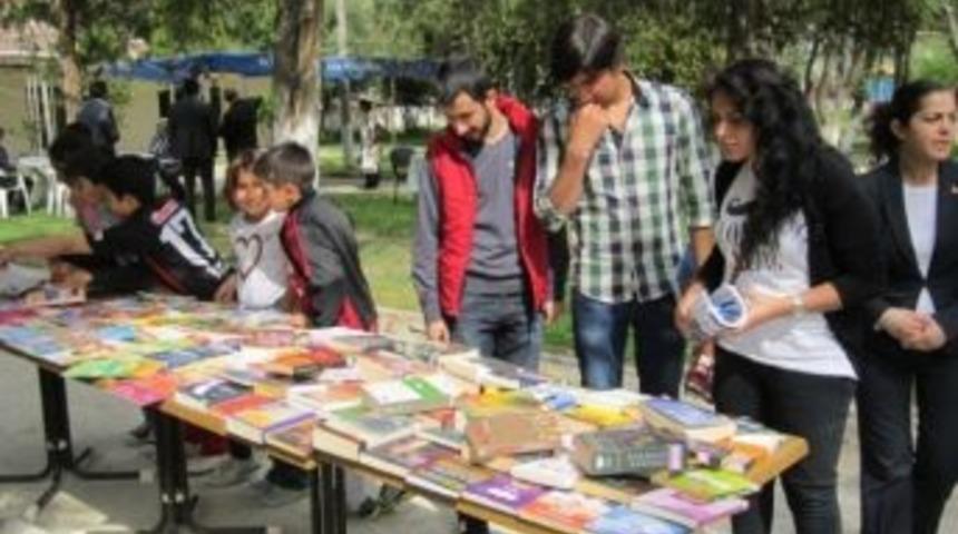 K&ouml;pr&uuml;başı Kitap Okuyor