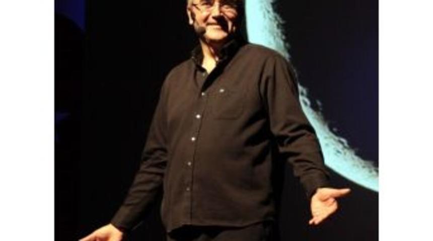 Sunay Akın S&ouml;yleşisinde Kitaplar Bilet Oldu