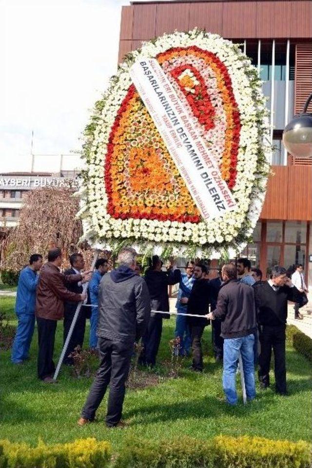 Başkanı Özhaseki'ye 6 Metrelik Çelenk