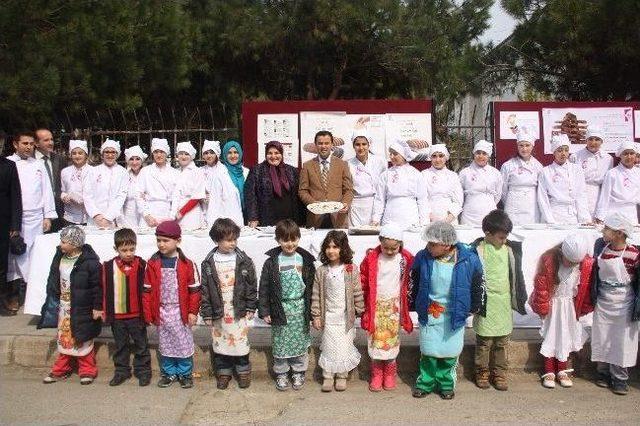 İsrafı Önlemek İçin Bayat Ekmekten Pasta Yaptılar