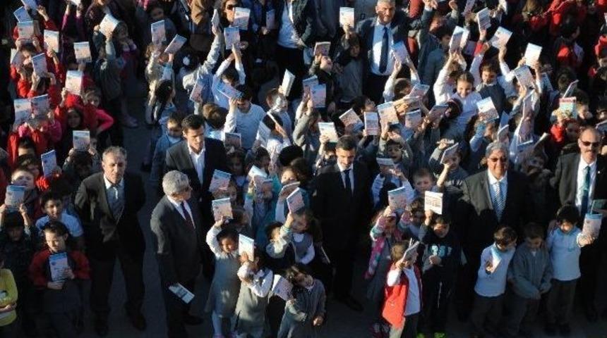 Minik Yazarlar Kitaplarını &Ouml;ğretmenlerine İmzaladı