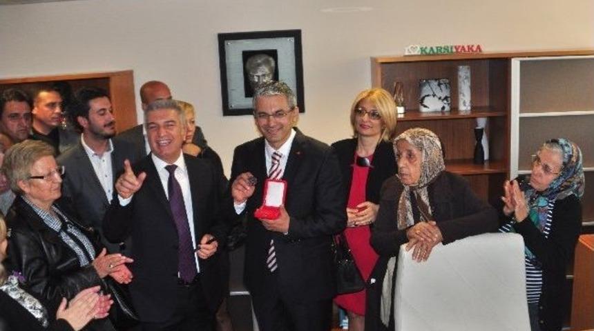 Karşıyaka Belediye Başkanı H&uuml;seyin Mutlu Akpınar Mazbatasını Aldı