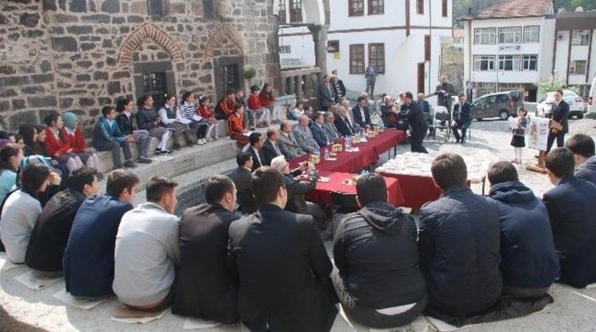 Kaymakam Yolcu, &Ouml;ğrencilerle Kitap Okudu