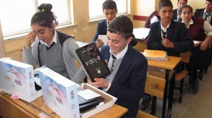 Araban Anadolu Lisesi &Ouml;ğrencilerine Tablet