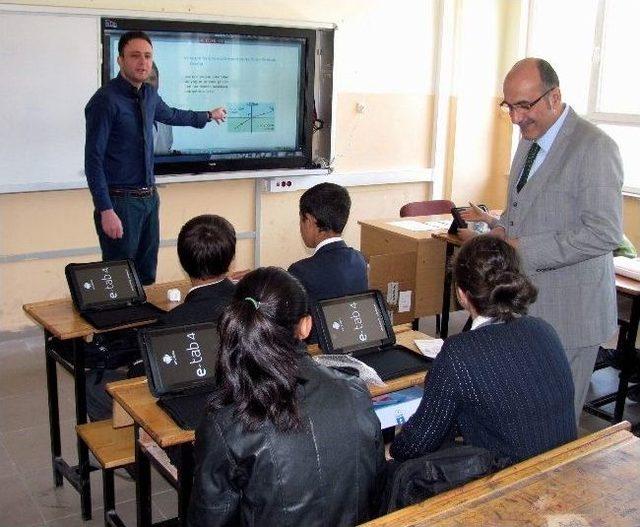 Araban Anadolu Lisesi Öğrencilerine Tablet