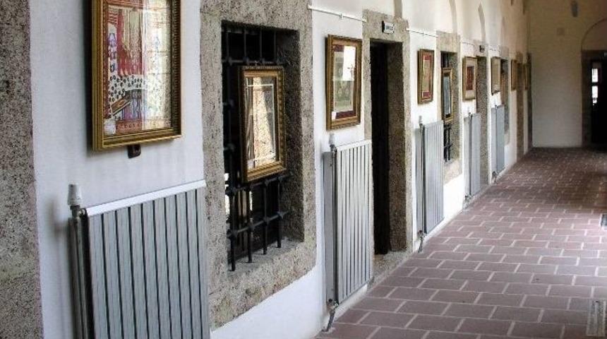 Yazma Eserler K&uuml;t&uuml;phanesinde Kaatı Ve Ebru Sergisi