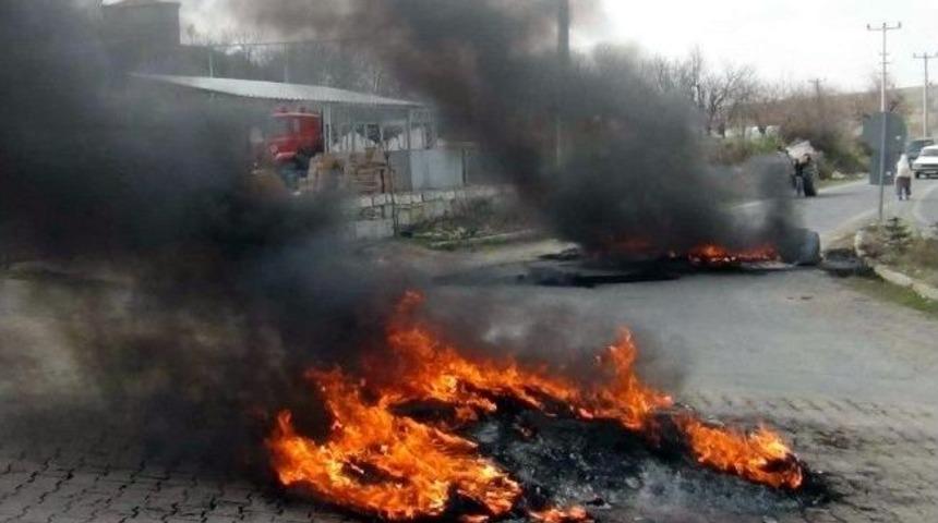 Belediyeye Ait Ara&ccedil;larını &Ouml;zel İdare'ye Vermek İstemeyen Belde Sakinleri Lastik Yaktı