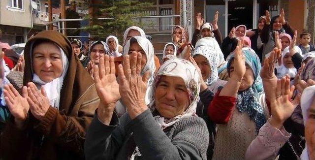 Belediyeye Ait Araçlarını Özel İdare'ye Vermek İstemeyen Belde Sakinleri Lastik Yaktı