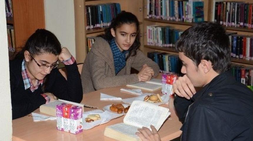 K&uuml;t&uuml;phaneler Haftası&rsquo;nda Kitap Kurtları &Ouml;d&uuml;llendirildi