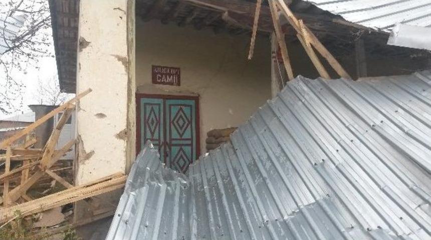 Evin &Ccedil;atısı Caminin &Uuml;zerine D&uuml;şt&uuml;