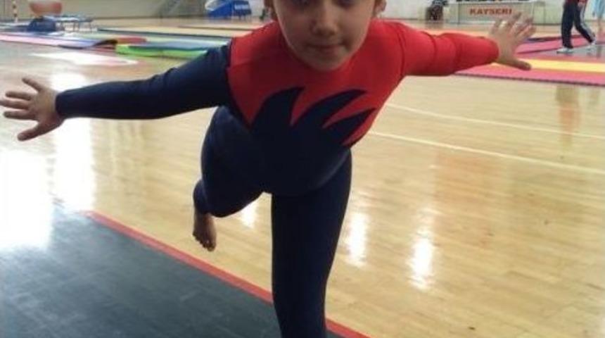 Jimnastik&ccedil;iler, Sahaya &Ccedil;ıktı