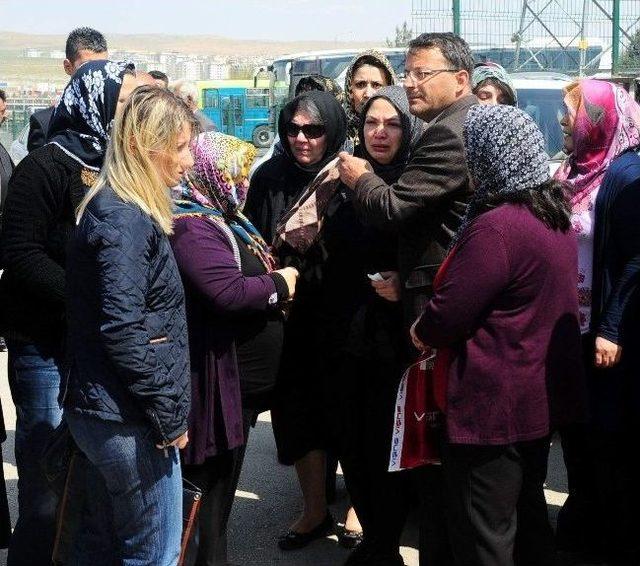 Boşanmak İstediği Eşi Tarafından Öldürülen Genç Kadın Toprağa Verildi