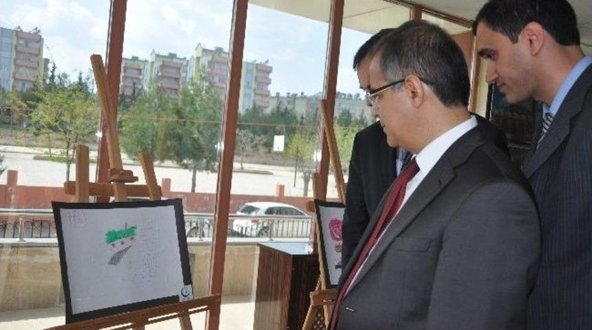 "suriyeli &Ccedil;ocukların G&ouml;z&uuml;nden Savaş" Adlı Resim Sergisi A&ccedil;ıldı