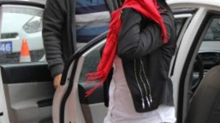 Hırsızlıktan Aranan Gen&ccedil; Kadın Sahte Polis Kimliğiyle Yakalandı