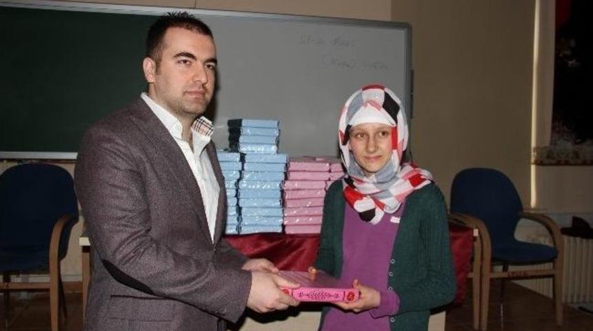 Sri Lanka Fahri Konsolosu Uluer&rsquo;den 296 &Ouml;ğrenciye Kuran-ı Kerim