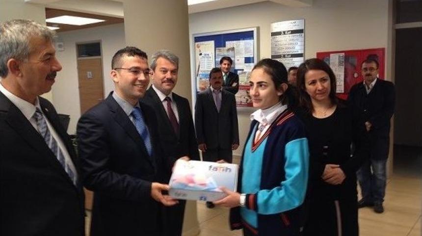 Arapgir&rsquo;de &Ouml;ğretmen Ve &Ouml;ğrencilere Laptop Dağıtıldı