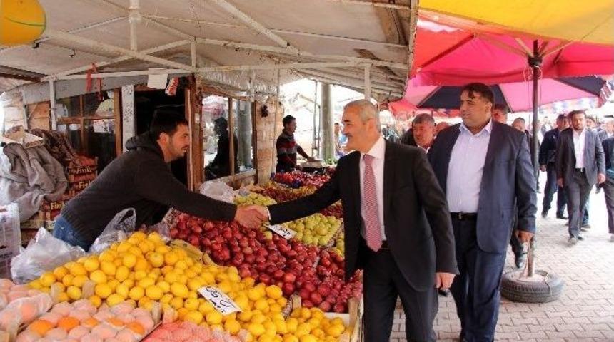 Başkan Karataş Perşembe Pazarını Gezdi