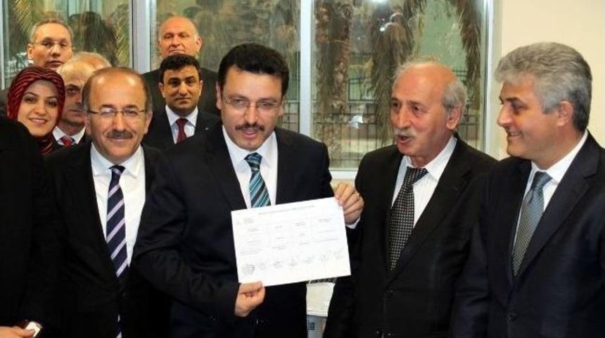 Trabzon B&uuml;y&uuml;kşehir Belediye Başkanı G&uuml;mr&uuml;k&ccedil;&uuml;oğlu Mazbatasını Aldı