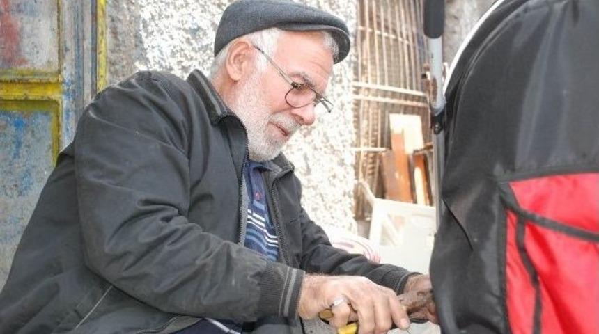 Hurdacılık Yaparak Ailesine Bakıyor