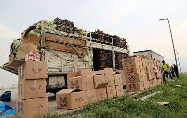 Sebzelerin Arasından 50 Bin Paket Ka&ccedil;ak Sigara &Ccedil;ıktı 1