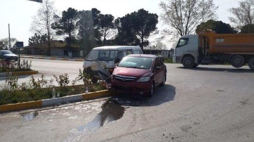 Otomobille Minib&uuml;s &Ccedil;arpıştı: 2 Yaralı