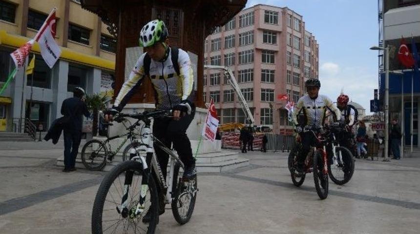 Bisiklet&ccedil;iler, Şehitlere Saygı Turu D&uuml;zenledi