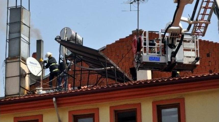 Restoranın Bacasında &Ccedil;ıkan Yangın Korkuttu