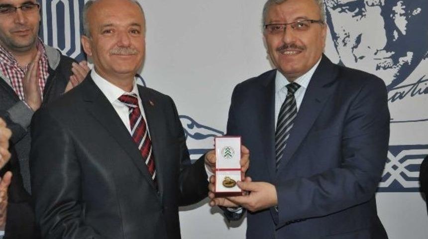 Dursunbey Belediye Başkanı Bah&ccedil;avan Mazbatasını Aldı