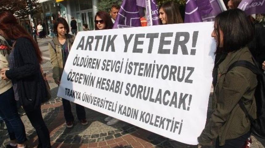 Kadınlar, Erkek Arkadaşı Tarafından &Ouml;ld&uuml;resiye D&ouml;v&uuml;len &Ouml;zge İ&ccedil;in Toplandı