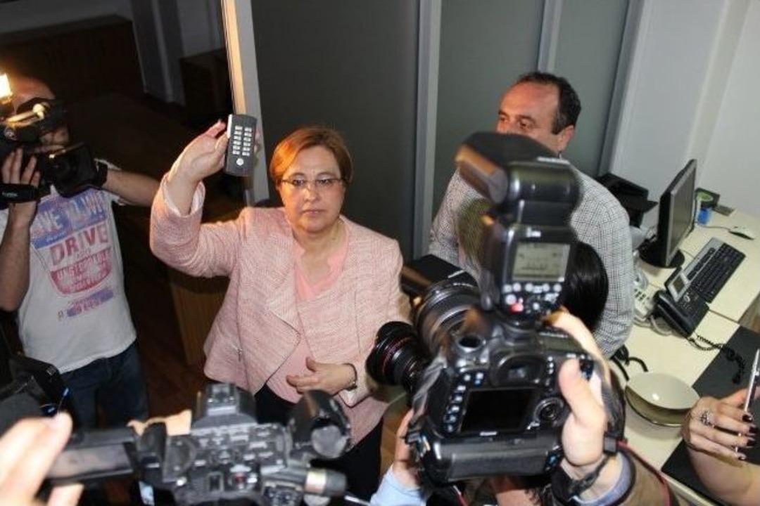 Kadın Başkanın İlk İşi Kapılardaki Şifreleri Kırmak Oldu