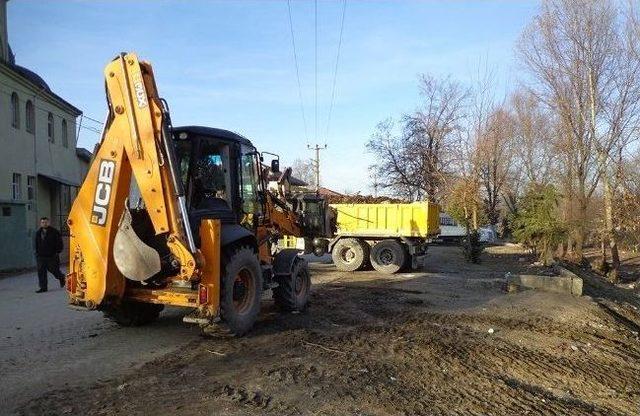 Saski Gölü Besleyen Dereleri Temizliyor