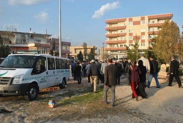 Eşini &Ouml;ld&uuml;rd&uuml;kten Sonra İntihar Eden Şahıs Defnedildi 2