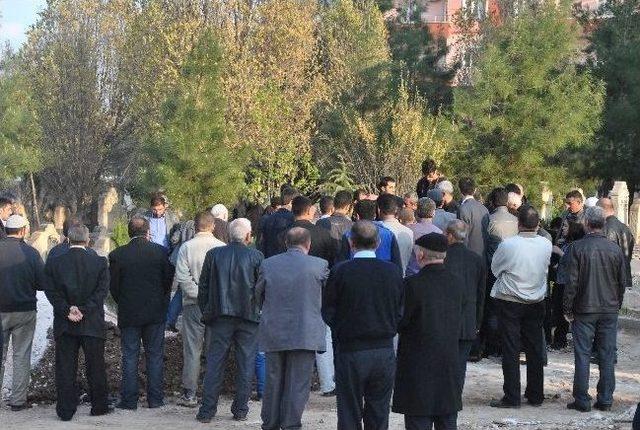 Eşini &Ouml;ld&uuml;rd&uuml;kten Sonra İntihar Eden Şahıs Defnedildi 3