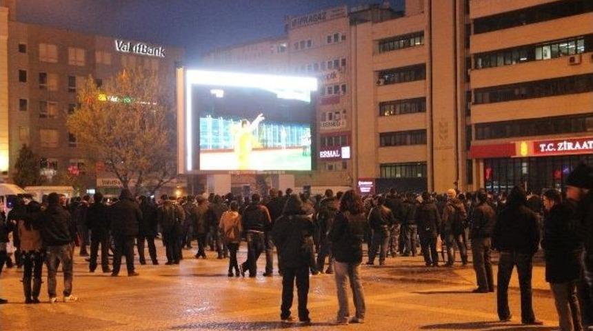 Samsunspor Taraftarı Ma&ccedil;ı Dev Ekranda İzledi
