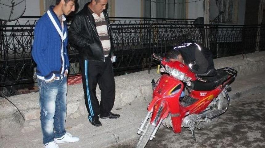 Hırsız, 8 Ay &Ouml;nce &Ccedil;aldığı Motorsikleti Sahibinin Kapısına Bıraktı