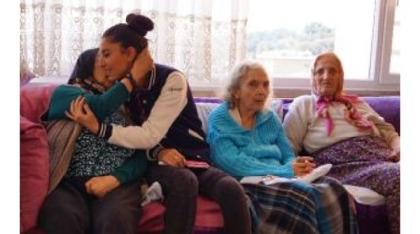 İstanbul Aydın &Uuml;niversitesi Huzur Evi Ziyareti Ger&ccedil;ekleştirdi